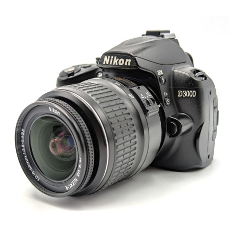 Nikon D3000 + AF-S DX NIKKOR 18-55mm F3,5-5,6G II