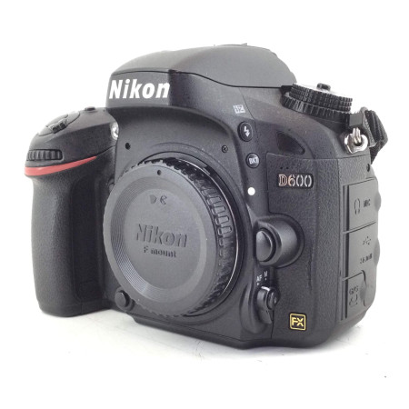 Nikon D600 (cuerpo) con 8.900 disparos
